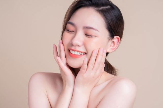 kết cấu da vững chắc, giúp giảm nếp nhăn, tăng độ căng mịn.